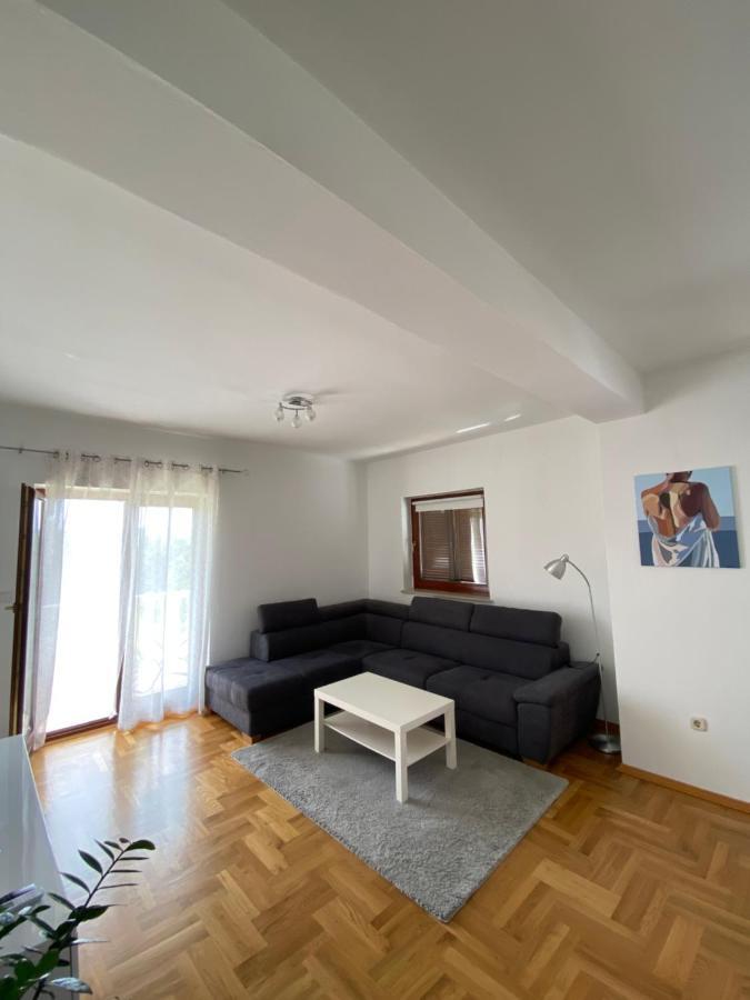 Apartments Irina ロバニスカ エクステリア 写真