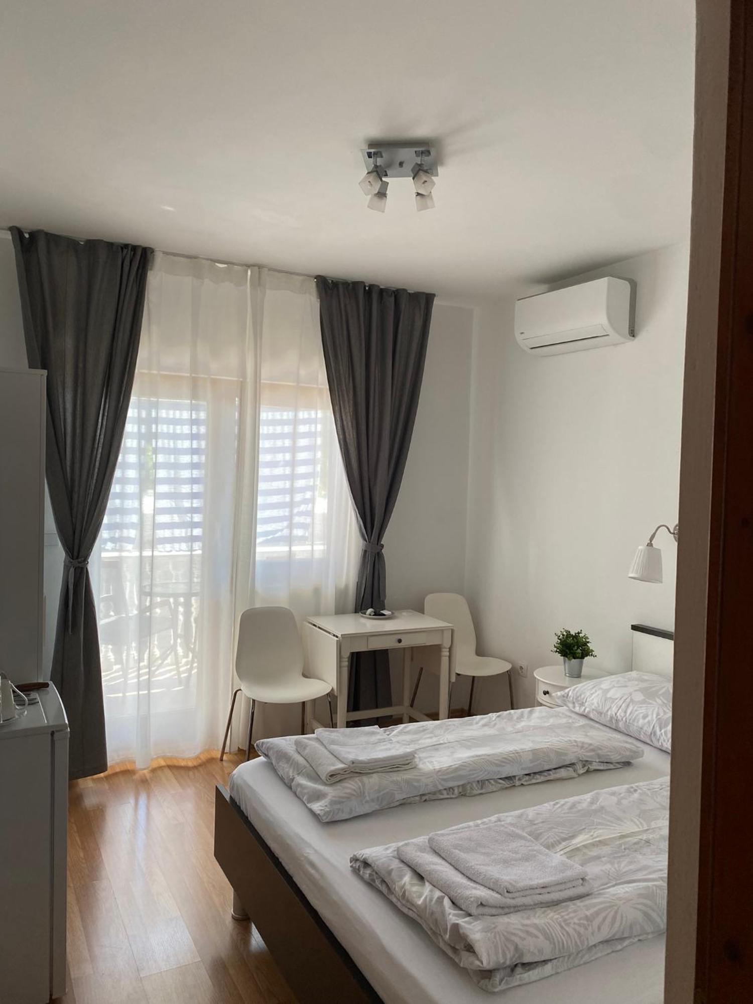 Apartments Irina ロバニスカ エクステリア 写真